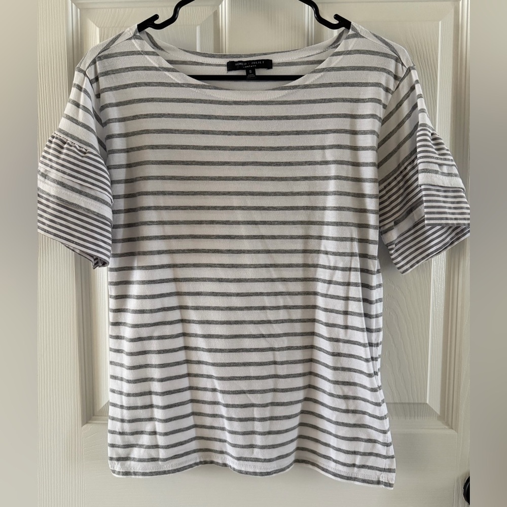 Romeo & Juliet Couture Gray and White Striped Short Sleeve Top Size Small